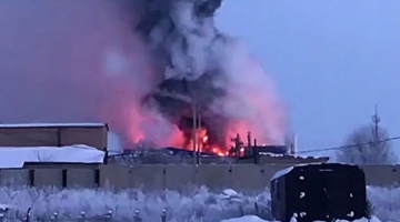 В тушении пожара на территории завода промышленного цинкования задействован пожарный поезд станции Оренбург